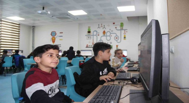 El Cezerinin torunları bilgisayarda kendi tasarladıkları oyunları oynuyor