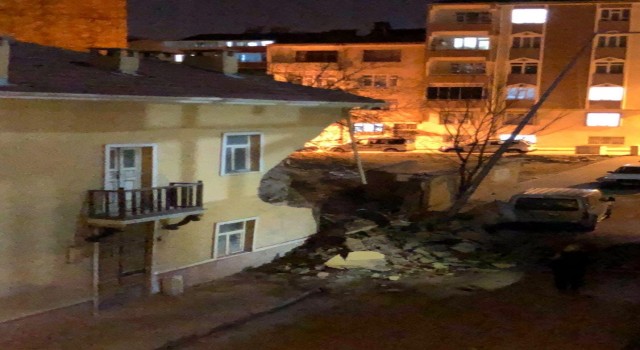 Elazığda iki katlı evin dış cephesinde dökülmeler meydana geldi