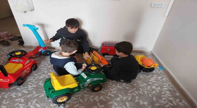 Elazığda misafir edilen depremzede çocuklara oyuncak hediyesi