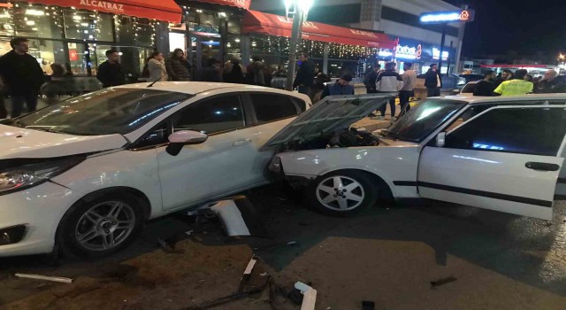 Elazığda otomobil, park halindeki araçlara çarptı: 2 yaralı