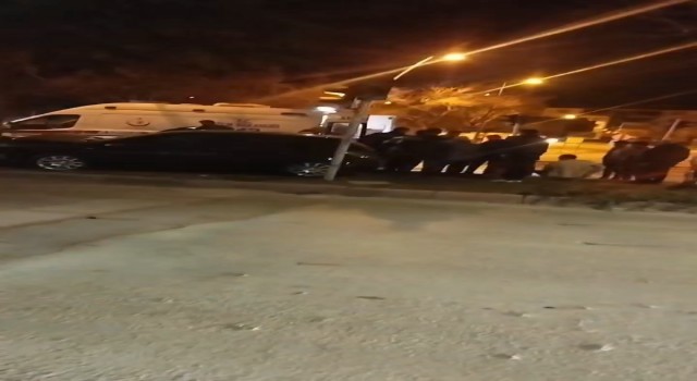 Elazığda otomobil refüjde bulunan ağaca çarptı: 1 ağır yaralı