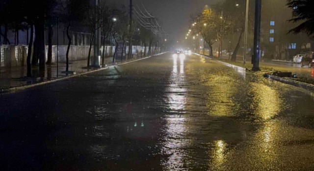 Elazığda sağanak etkili oldu, yollar göle döndü