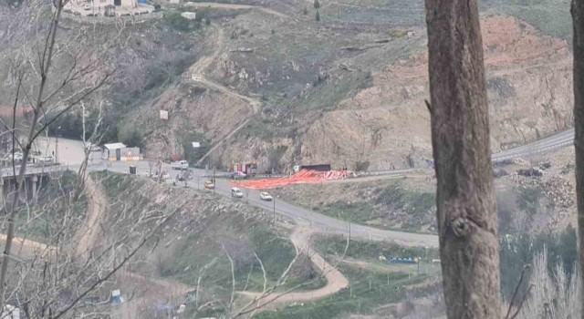 Elazığda virajı alamayan kanyom devrildi: 1 yaralı