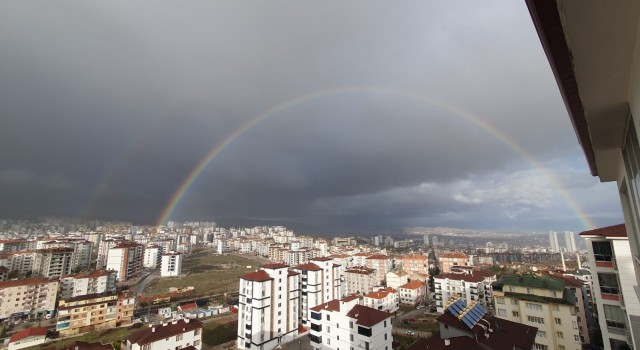 Elazığda yağmur sonrası çıkan gökkuşağı mest etti