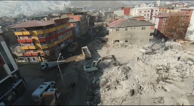Elbistanda ticaretin kalbinin attığı caddelerdeki yıkım FPV dronla görüntülendi