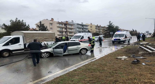 Elektrik direğine çarpan araçtaki 5 kişi yaralandı