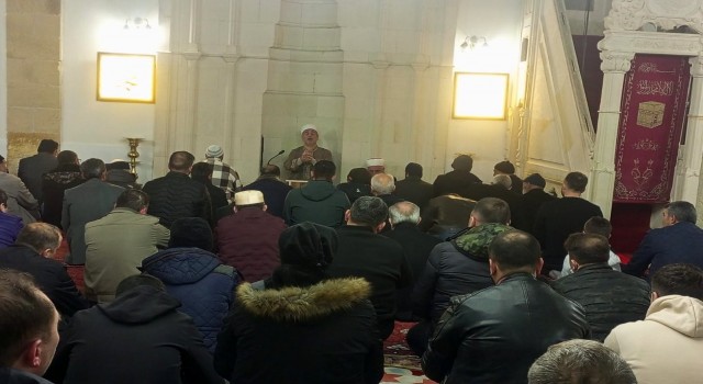 Eller depremzedeler için semaya kalktı