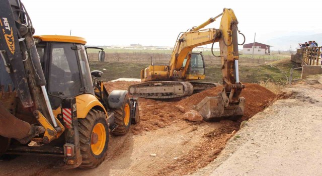 Elmalı Bayralar Mahallesinde köprü inşaatına başlandı