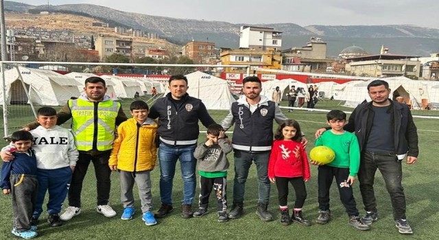 Emetli polis memurları Kahramanmaraşta depremzede çocuklarla top oynadı