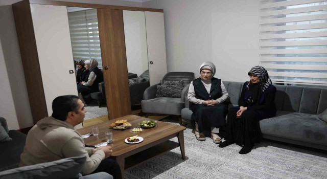 Emine Erdoğandan Ankaradaki depremzede aileye iftar ziyareti