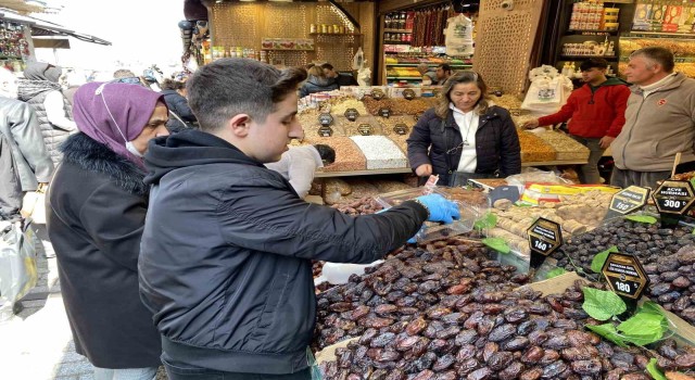 Eminönünde Ramazan yoğunluğu havadan görüntülendi