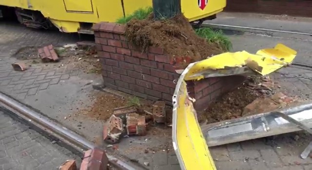 Eminönünde raydan çıkan tramvay kaza yaptı
