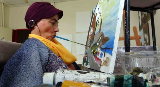 Engelli kadın ağzıyla depremzedeler için resim çiziyor