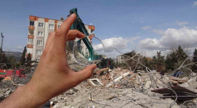 Enkaz altında sağlam kalan camları tek tek topladı