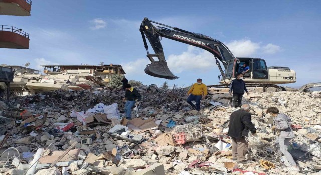 Enkaz arasında milyonluk ürünlerini aradılar