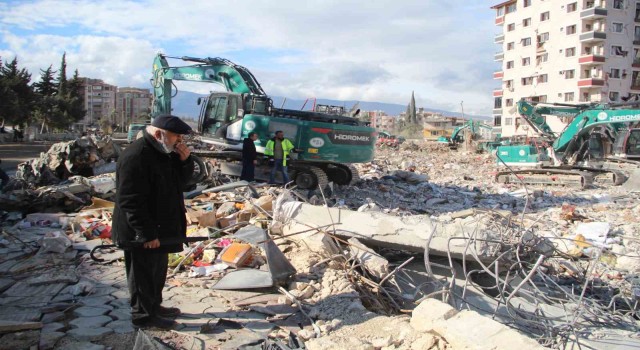 Enkazda hatıra arayan yaşlı adam: Şu enkazla, ben de enkaz oluyorum