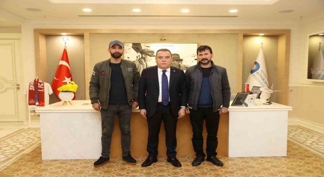 Enkazdan 162. saat sonra sağ çıkan depremzede, onu kurtaran kahramanlarıyla buluştu