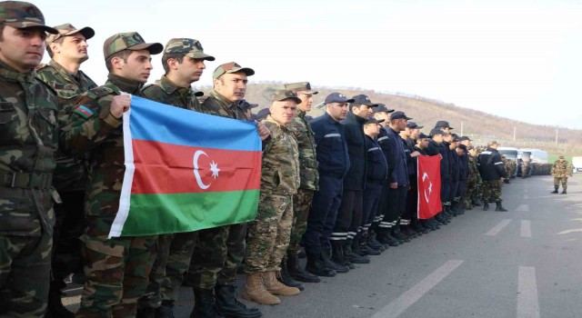 Enkazdan 53 kişiyi sağ çıkartan 236 Azerbaycan personeli dönüşe geçti