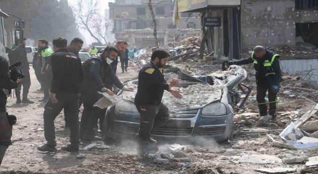 Enkazdan çıkardıkları otomobili elleriyle temizlediler