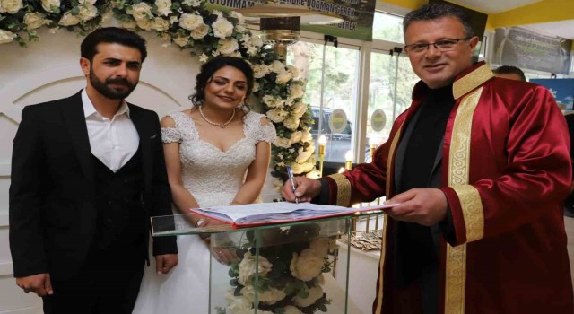 Enkazdan kurtuldu, Alaşehirde gözyaşlarıyla evlendi