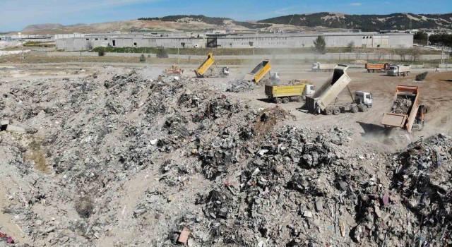 Enkazın döküldüğü dere yatağı moloz dağına dönüştü