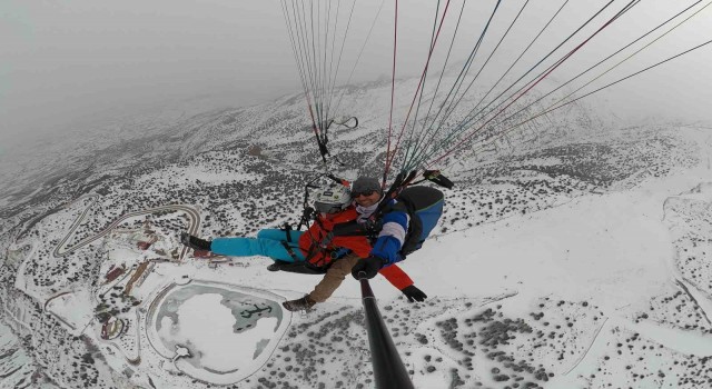 Ergan Dağında adrenalin dolu göl manzaralı yamaç paraşütü
