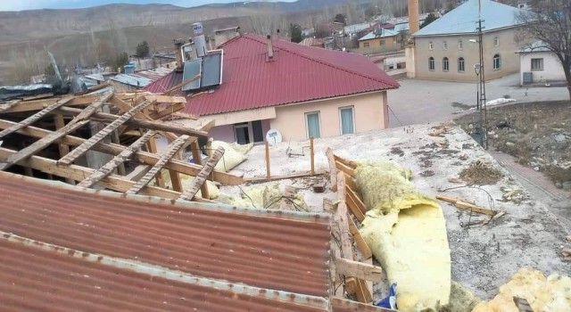 Erzincanda fırtına sonrası oluşan hortum çatıları uçurdu