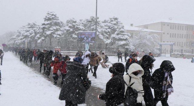 Erzincanda kar yağışı nedeniyle taşımalı eğitime ara verildi