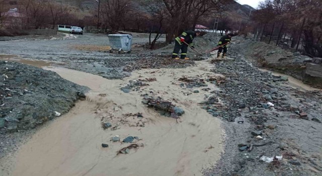 Erzincanda sağanak sonrası su taşkını oluştu