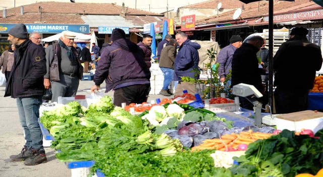 Erzincanda semt pazarında hareketlilik