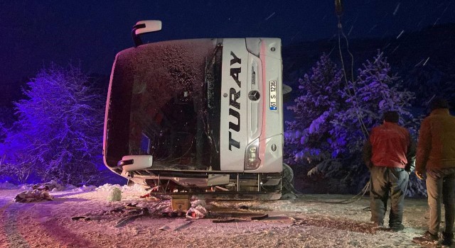 Erzincanda yolcu otobüsü şarampole devrildi: 2 ölü, 21 yaralı