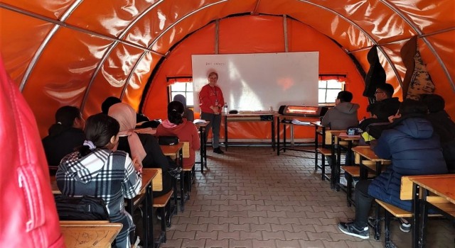 Erzincandan Malatyaya giden gönüllü öğretmenler ders başı yaptı