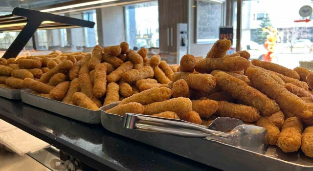 Erzurumda iftar sofralarının vazgeçilmez tatlısı ‘kadayıf dolması