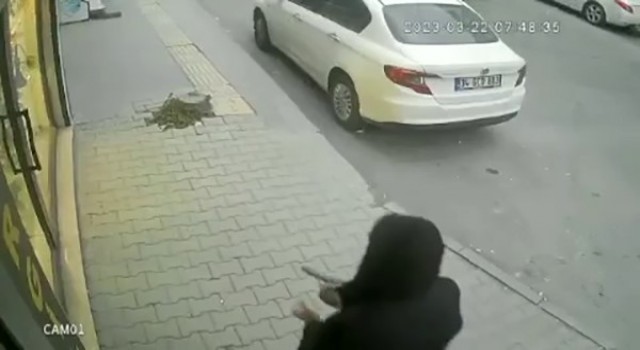 Eşi ile ilişkisi olduğunu düşündüğü şahsı takip ederek başından vurdu