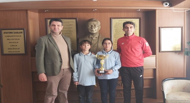 Eskişehir Odunpazarı Ticaret Borsası Ortaokulu ‘Küçük Kız Masa Tenisi turnuvasında birinci oldu
