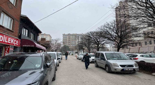 Eskişehirde aniden bastıran kar yağışı etkili oldu