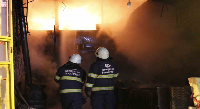 Eskişehirde yangın: 2 dükkân kullanılamaz hale geldi
