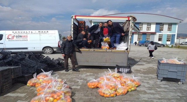 Eskişehire gelen depremzedeler için 6 ton meyve yardımı
