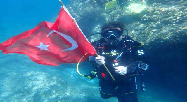 Eskişehirli dalgıçlar 30 metre su altında Çanakkale Zaferini kutladılar