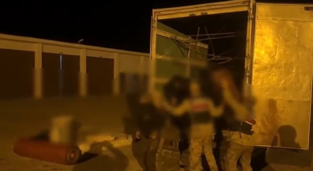 ‘Ev eşyası var denilen kamyonda 60 göçmen çıktı