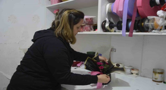 Evi yıkılan, işyeri hasar alan Yasemin, kadınlar gününde işyerini açtı