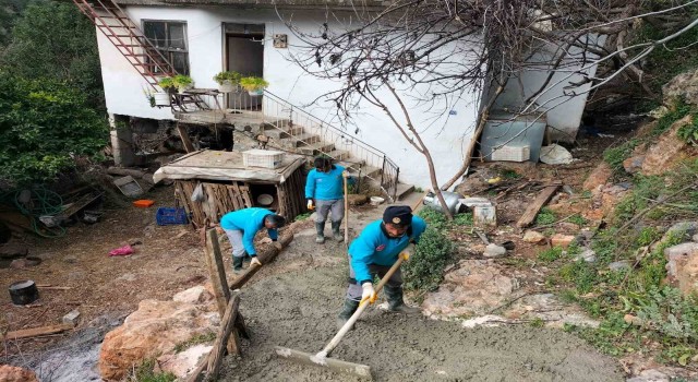 Evinin önüne yol yapılan engelli Hüseyin amca, sırtta taşınmaktan kurtuldu