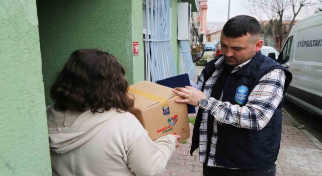 Eyüpsultanda vatandaşlara Ramazan kolisi yardımı