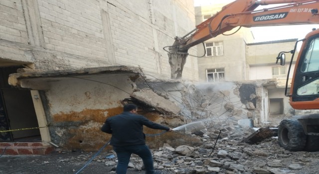 Eyyübiyede ağır hasarlı yapılar yıkılıyor