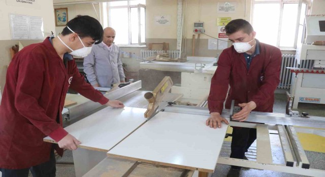 Fabrika işçileri değil lise öğrencileri