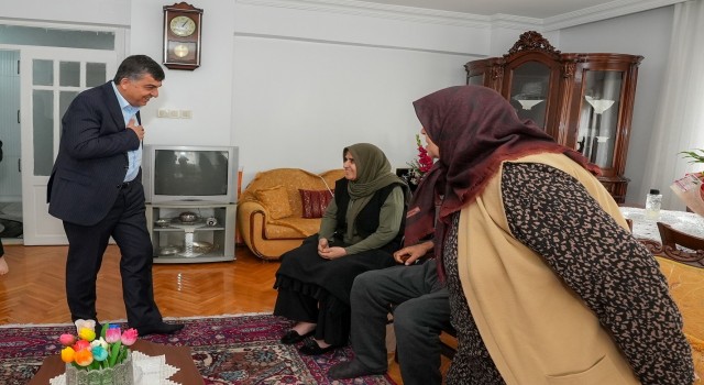 Fadıloğlu, Umreden dönen vatandaşın davetini kırmadı