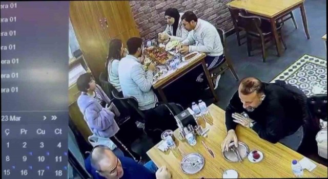 Fatihte çocuk hırsızın, turistin ziynet eşyası dolu çantasını çaldığı anlar kamerada