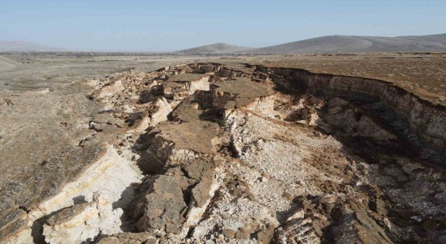 Fay hattının başlangıcındaki arazide oluşan devasa yarıklar dronla görüntülendi