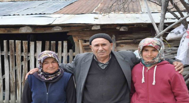 Fedakar baba: İşitme engelli kızlarına gözü gibi bakıyor
