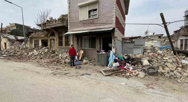 Fedakar depremzede baba, çocuğu üşümesin diye ağır hasar alan evlerine girip kıyafet aradı